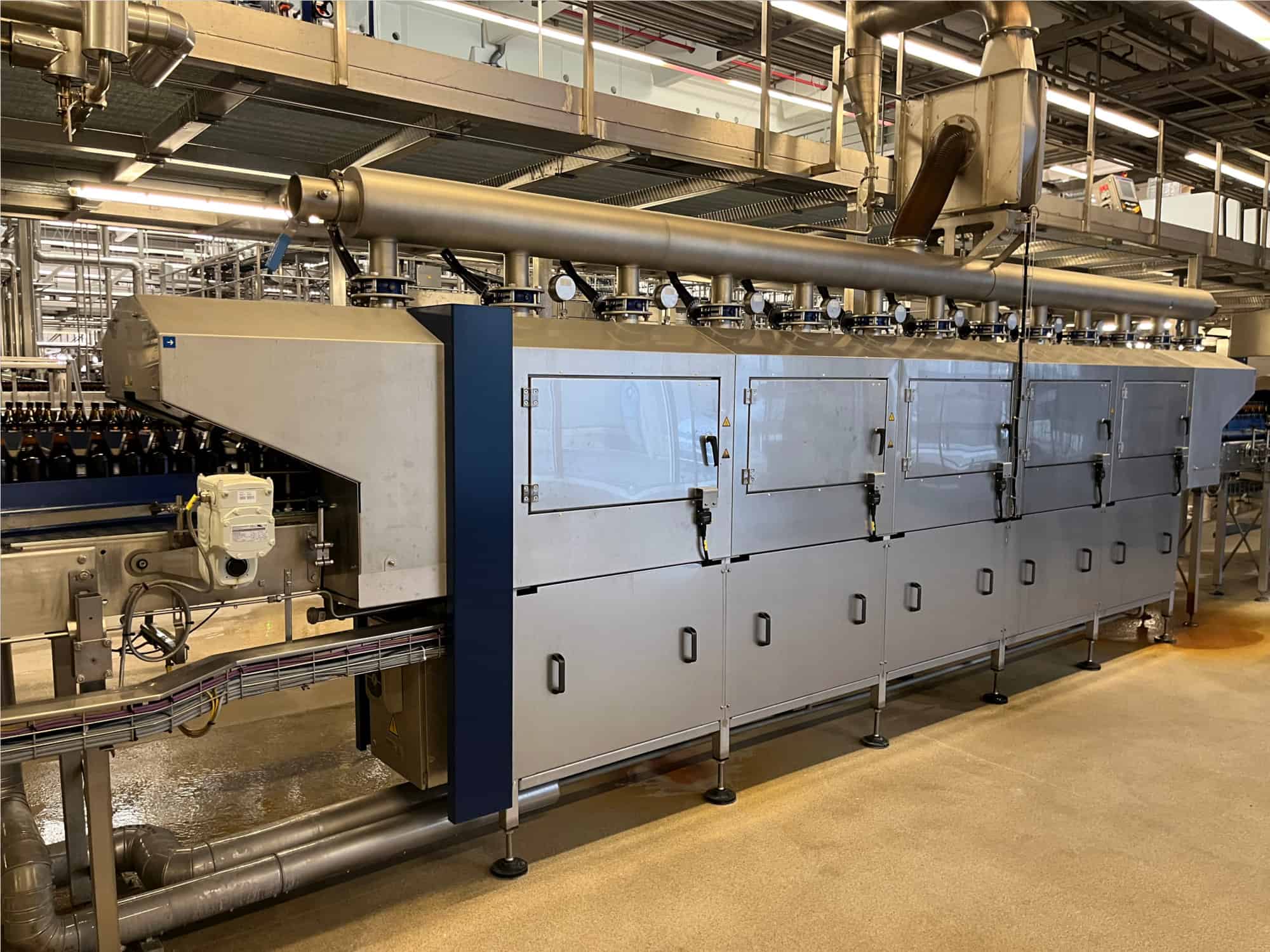Vista laterale di Krones Sleevematic M2 + Shrinkmat 5000