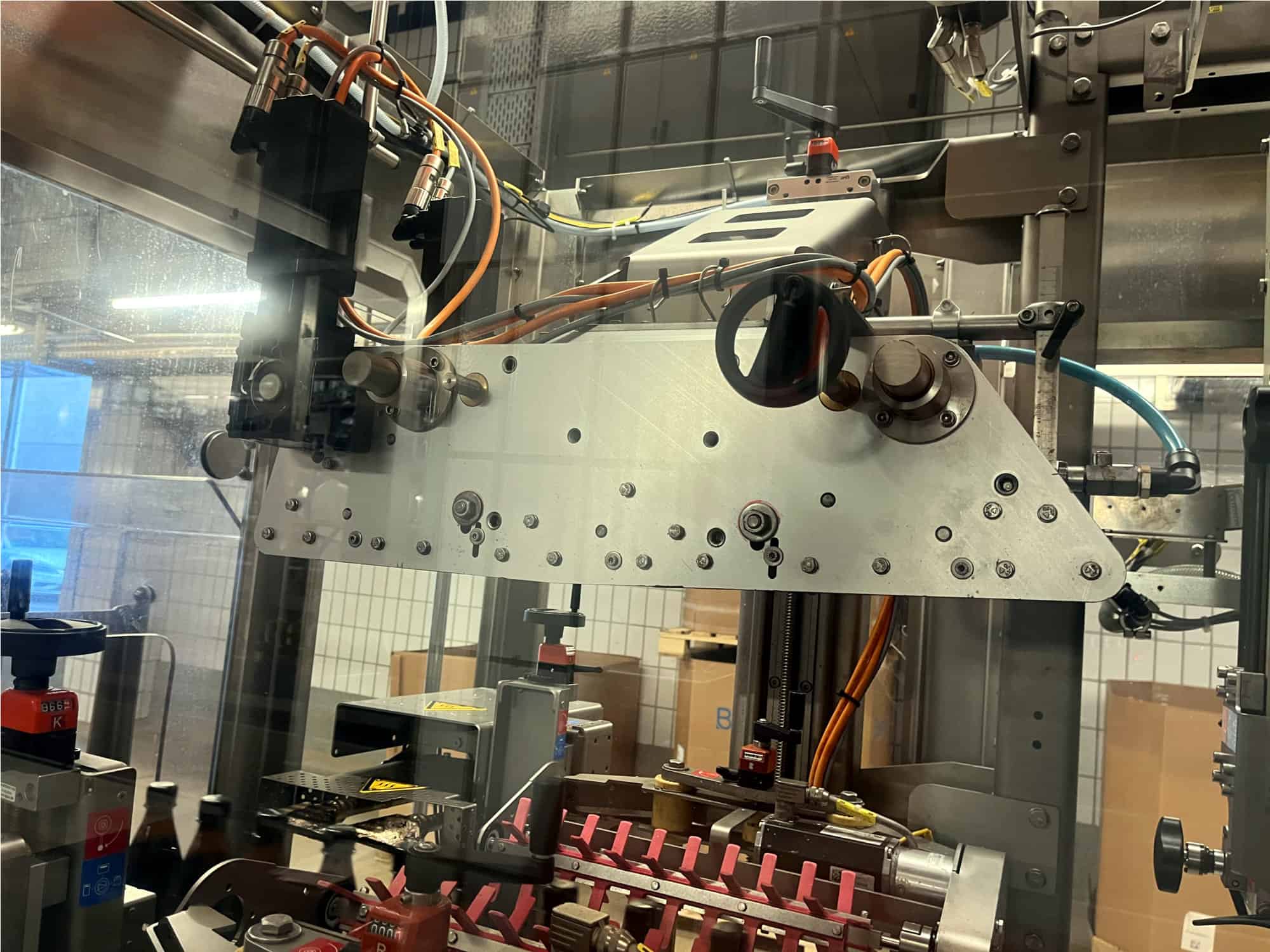 Sala di lavoro of Krones Sleevematic M2 + Shrinkmat 5000