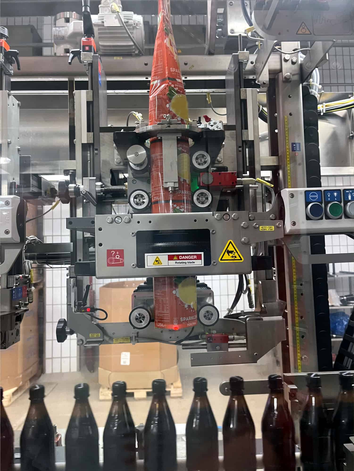 Vista laterale di Krones Sleevematic M2 + Shrinkmat 5000